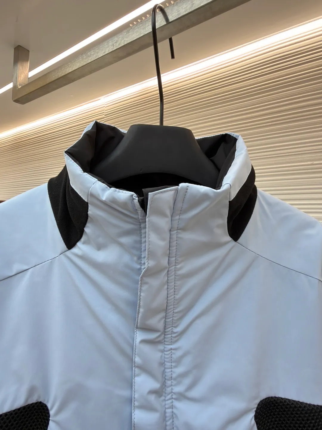 LOUIS VUITTON double-sided turtleneck jacket with badge logo ●Original version: Purchased and developed by 24038 ●Item number: 1682249-C30 ●Fabric: cotton fabric ●Technology: made on positioning cutting machine ●Color: blue/black ●Version: fitted version ●Weight: about 920 grams ●Size: 46-48-50-52 ●Description: This color-blocked outdoor jacket is made of professional outdoor functional fabrics. The main body is made of high-density nylon windproof fabric. It has been treated with three-proof technology and has waterproof, oil-proof, and anti-static properties. The fabric has strong dimensional stability and is not easy to deform after being pre-shrunk. The body is spliced ​​with black breathable mesh fabric. The mesh is woven with warp knitting technology. It has uniform pore size and excellent toughness, which not only enhances the visual layering but also improves the breathability of the wearer. The black splicing parts of the collar and cuffs are made of elastic rib fabric. After shaping treatment, it has good elasticity and fits the body shape without being tight. The badge logo is made using a composite process of heat transfer and embroidery. The color of the pattern is firm and the embroidery stitches are dense. The hardware accessories are all made of custom-made alloy and have been sandblasted and matte. The zippers are hidden in design, combined with three-dimensional tailoring and seamless gluing technology to make the overall shape crisp. The details take into account both functionality and design beauty, showing the quality of precision workmanship. The overall wiring is straight and delicate, the fabric is comfortable and soft, and the color is consistent without color difference. It can be matched with the same style to create a fashionable look and control various occasions. Customized accessories, complete with three standards, same style for men and women!